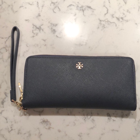 Tory Burch Handbags - Tory Burch Robinson Continental Wallet